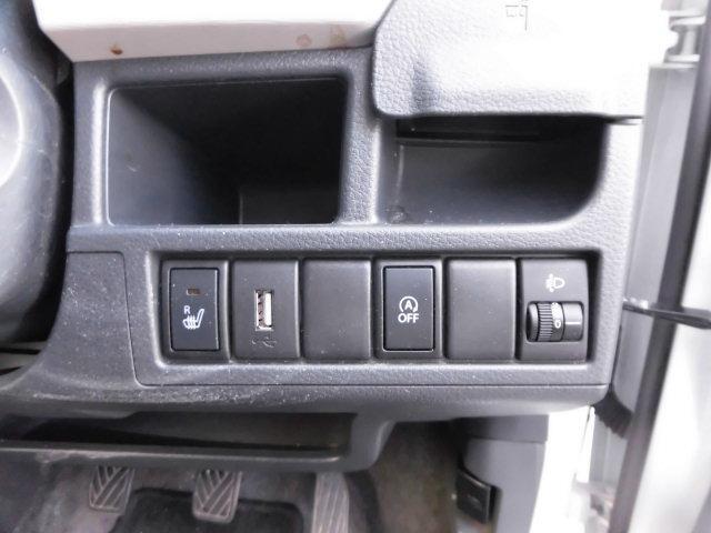 運転席シートヒーターのスイッチ、アイドリングストップの一時停止スイッチがあります。