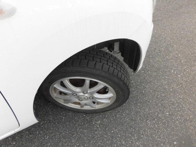 スタッドレスタイヤ装着。タイヤの残量もご確認ください。溝も充分に残っています。