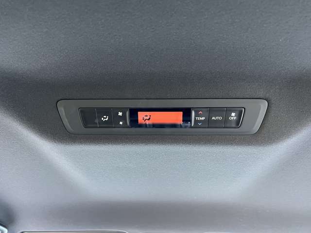 リアオートエアコンスイッチも天面に備え付られております。後部座席に乗車してもエアコン温度等自由に調整可能ですので、ドライブの際も充実の装備です。
