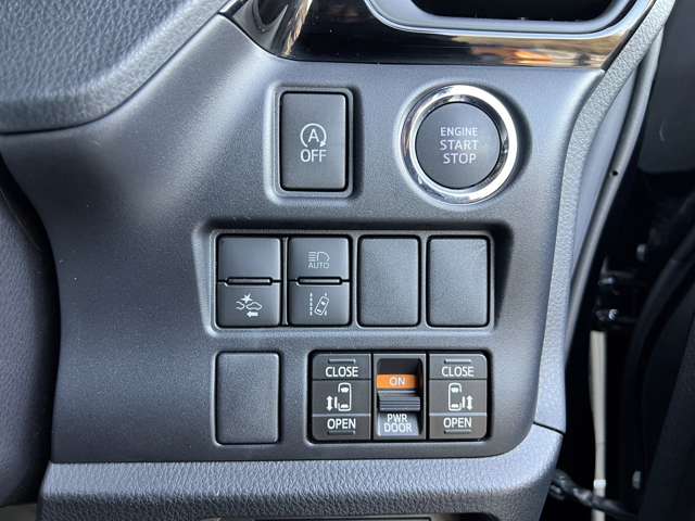 パワースライドドア操作スイッチやプリクラッシュセーフティスイッチなど、運転席周囲にすっきりとまとめられております。内装のレイアウトを崩さない設計となっております。