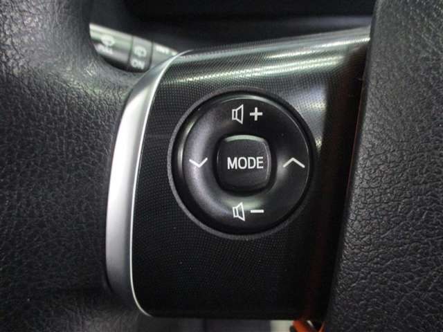 ステアリング左側のスイッチはオーディオの切り替え・選局・音量調整が出来ます。運転中でも簡単に操作が可能です