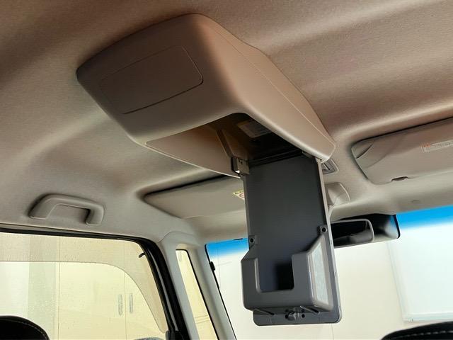 運転席と助手席の頭上には、便利なオーバーヘッドコンソールが付いております＾＾サングラス・メガネ、ちょっとした小物を収納できます！！