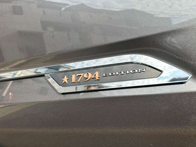 1794エディション専用のバッジです。アメリカンなデザインですが高級感があり、調和のとれたデザインです。