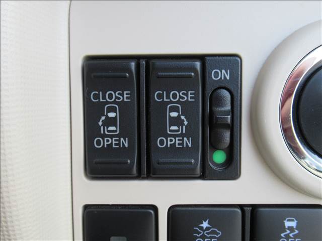 【両側電動スライド】両側をボタン一つで開閉できるのでラクラクです。ご家族で利用するにはとても便利な機能になります。