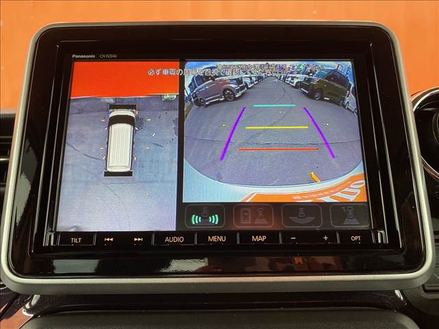 【全周囲カメラ】クルマを真上から見下ろしているかのような映像によって、車庫入れや縦列駐車などの駐車時に、自車と駐車位置の関係をひと目で確認でき、スムースな駐車をサポートします。