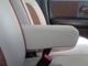フロントシートに可動式のアームレストが付いております。
