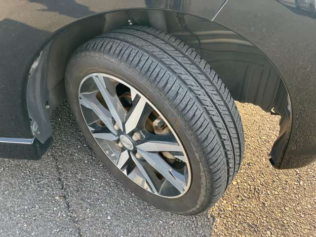タイヤの状態は良好です！安全に走行する為には空気圧の確認をはじめ溝の深さ、ひび割れ等の点検が必要です！