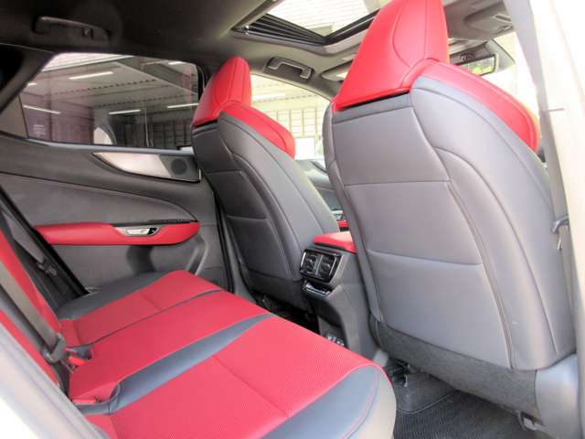 後部座席も高級感あるフレアレッド本革シートです。オプションの電動リクライニング＆シートヒーターも装備しております。