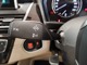 【ドライバーコックピット】人間工学に基づきドライバー中心にすべての操作パネルを設計。ドライバーが直感的に操作できる様にドライバー側にわずかに傾斜。常に運転に最適な姿勢／視線を保つ事が出来ます！