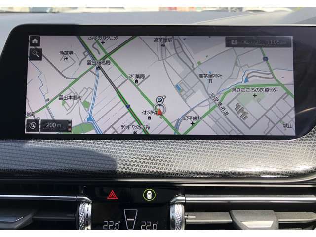 純正ＨＤＤナビゲーションは大型ワイド液晶画面を採用。画面の見やすさは勿論、オーナーに代わって消耗部品の管理など、車両のあらゆる情報を表示します。ｉドライブを中心に操作方法は安全かつ的確に操作可能です。