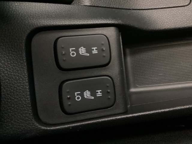 シートヒーターが付いています。スイッチ操作で前席の左右別々にHiとLoの2段階で温度設定ができます。