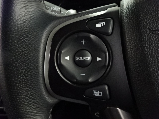 【オーディオコントロールスイッチ】ステアリング左側に設置されていて、音量調整やオーディオソースの切り替えができます。