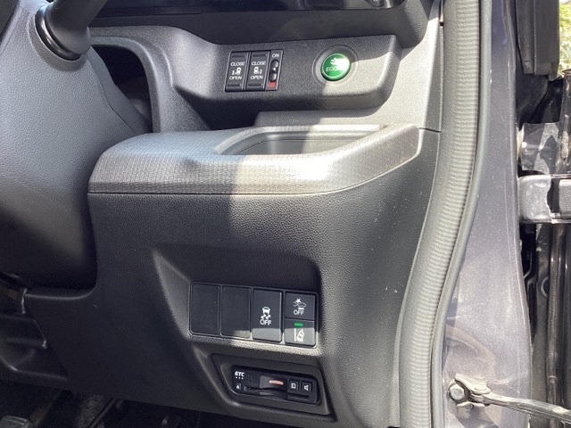 純正のETCや、両側電動スライドドア等のスイッチは、運転席右側にあります。