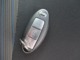 インテリジェントキーですのでポケットやかばんに入れたままでもドアに付いているボタンを押してキーの開閉が出来ます♪♪ エンジンスタートもワンプッシュorひと捻り♪♪