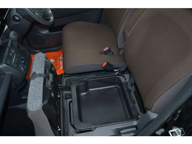 助手席シート下には収納ＢＯＸがあります（＾＾）運転席からの開閉も可能です！