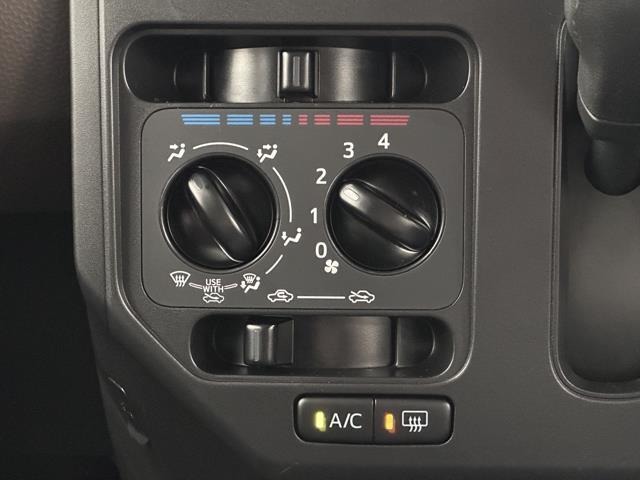 使いやすいレイアウトの空調スイッチ類です。 スイッチも大きく、気温に合わせて直感的に操作できそうですね。操作もしやすく、車内をいつでも快適に保てます。