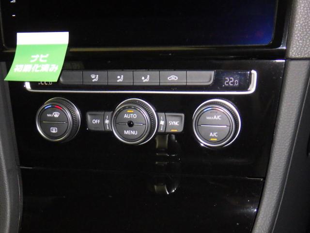 2ゾーンフルオートエアコン。運転席、助手席それぞれ独立して温度管理が可能です。花粉やダストを除去するフレッシュエアフィルターも装備され、クリーンな室内環境を保ちます。