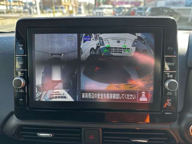 アラウンドビューモニター 上から見下ろしたような画像がナビ画面に映し出されます。車両後退時の後方確認、周囲確認をサポートします。
