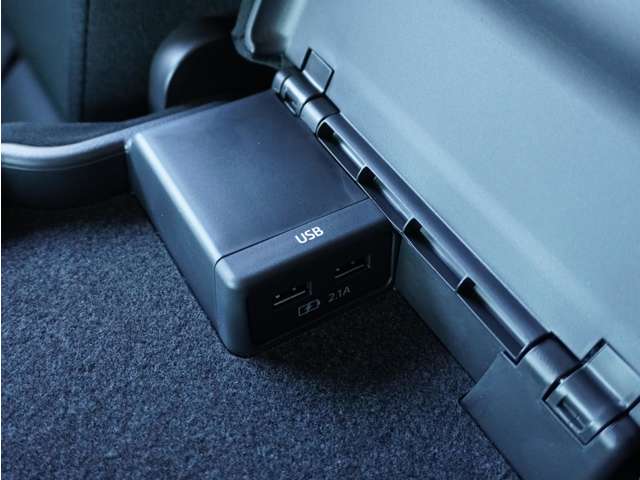 後部座席の肘置きを開けるとUSBの差込口があります。後部座席の方も携帯電話などの充電をしながら車にお乗りいただけます。