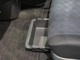 助手席の下にはアンダートレイを装備、普段使わないもの等を収納するのに便利