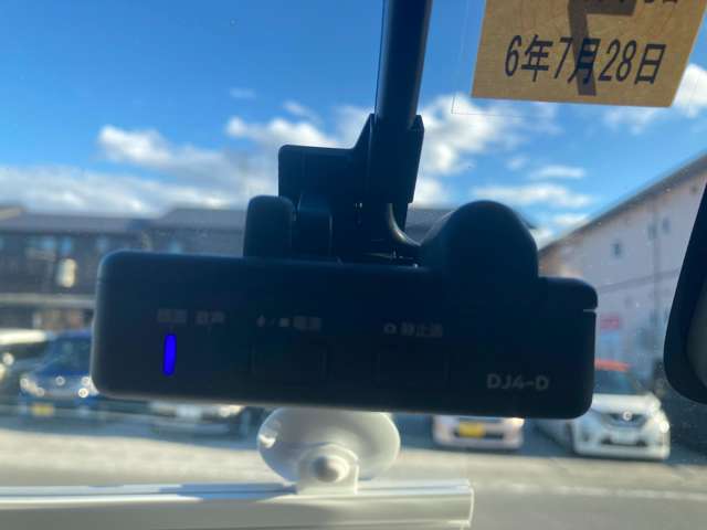 アラウンドビューモニターは前後左右のカメラで真上から車を見たようにモニターで確認ができる日産の独自の装備です。