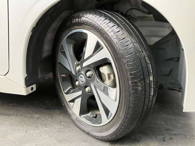 タイヤの溝は四輪共約4ミリ。サイズは165/55-15アルミホイール装着です！