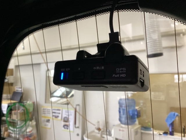後方にもドライブレコーダーのカメラが付いています。前後両方でお車の周りを監視・記録いたします。