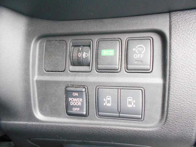 両側電動スライドドアです！車内や、インテリジェントキーからの開閉や、ドアハンドルに付いたスイッチを押すだけでワンタッチでドアの開閉が可能です。両手が塞がっているときなどに便利ですね！