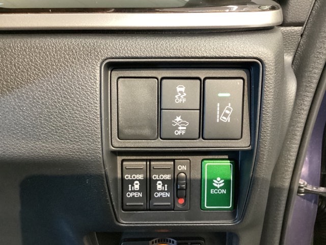 両側電動スライドドアは運転席から操作ができるよう、操作スイッチが付いています。Hondaセンシング用のＶＳＡ（ABS＋TCS＋横滑り抑制）解除とレーンキープアシストシステムのスイッチも装備しています。