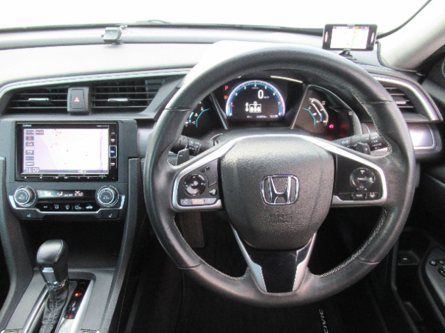【Honda SENSING装備】ミリ波レーダーとカメラを用いた先進の安全運転支援システムです。衝突軽減ブレーキに始まり、車線維持支援システム、標識認識機能など7つの支援で安全運転をサポート!