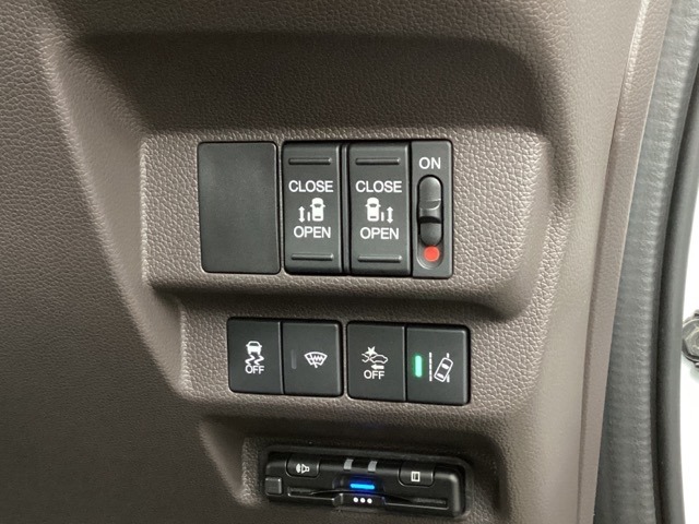 両側電動スライドドアは運転席から操作ができるよう、操作スイッチが付いています。Hondaセンシング用のＶＳＡ（ABS＋TCS＋横滑り抑制）解除とレーンキープアシストシステムなどのメインスイッチも装備。