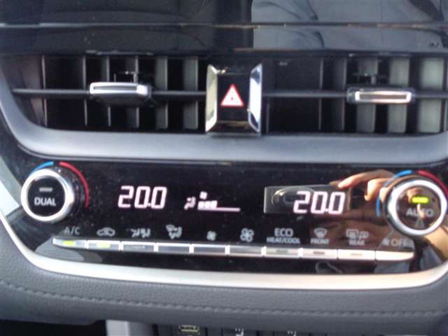 オートエアコンは、気温を設定すれば自動調整。車内をいつでも快適空間にしてくれます♪