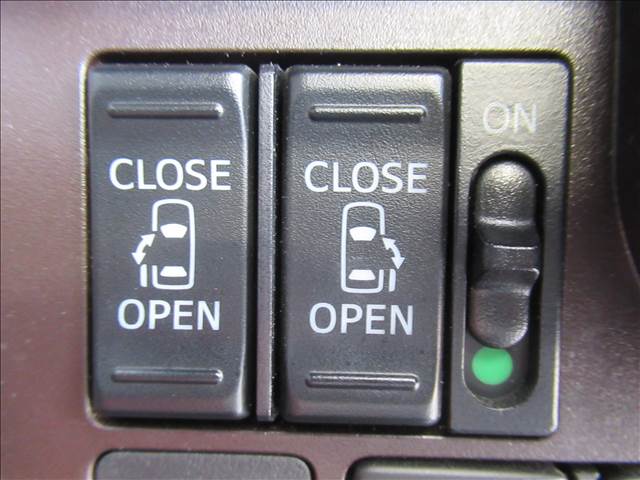 【両側電動スライド】両側をボタン一つで開閉できるのでラクラクです。ご家族で利用するにはとても便利な機能になります。