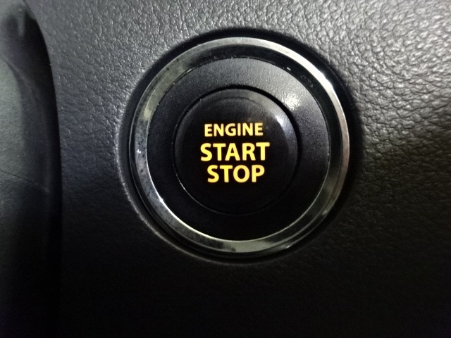 【スタート＆ストップスイッチ】エンジンの始動・停止は、プッシュボタンを押して行なうタイプです。