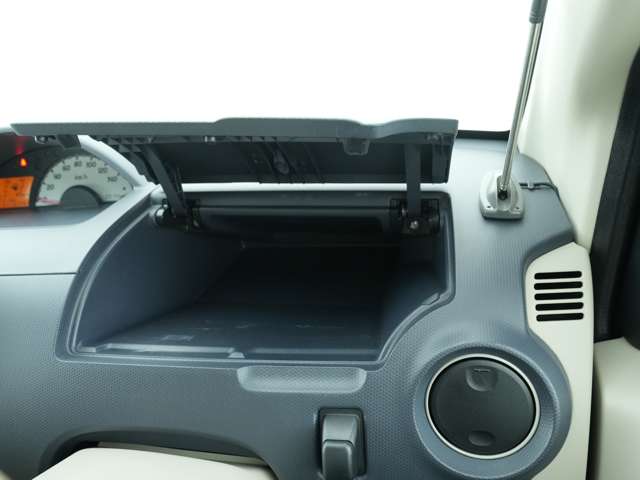 【収納】運転席側ハンドル奥のパネルにはアッパーボックスが隠れております♪運転しながらでも手軽に出し入れができますよ！