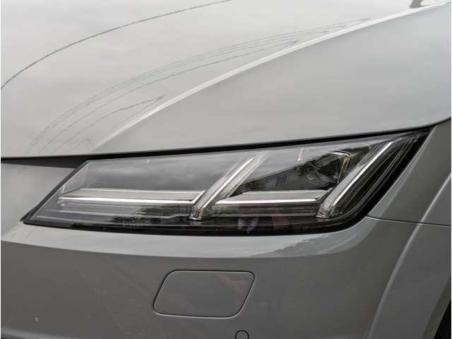 マトリクスLEDヘッドライトは対向車や先行車両の位置に合わせてヘッドライトの照射を自動調整します。