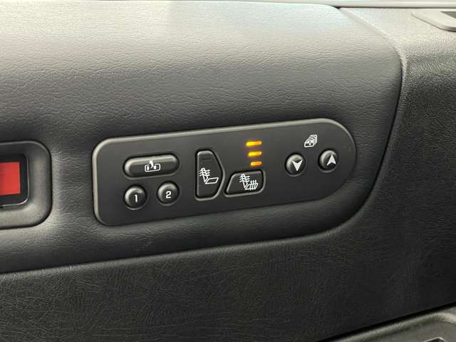 運転席＆助手席シートヒーター、3段階で温度を調節可能です。セカンドシートにもシートヒーターが備わります。