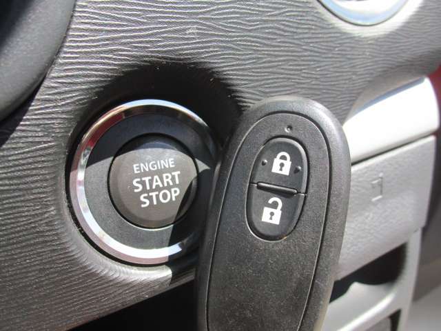 スマートキー＆プッシュエンジンスタート！！スマートキーは鍵の開閉、エンジンスタートを鍵を出さずに出来ます！！プッシュエンジンスタートは、ボタン一つでエンジン始動可能です！！キーの紛失防止にもなります♪