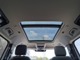 スライディング式パノラミックルーフ「後席まで広がるパノラミックルーフは遮るものがなく、開放的な車内空間を提供致します。」