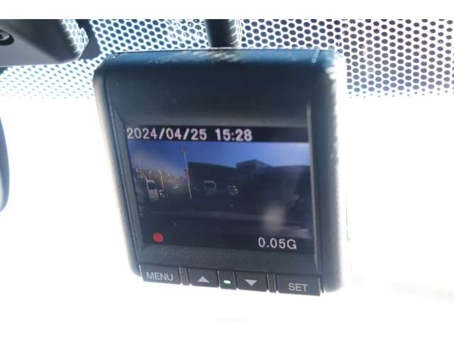 フロントドライブレコーダーはモニター付で、録画映像をその場で確認できます。