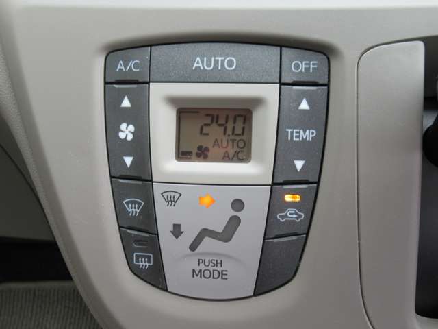 オートエアコン 温度設定をすれば、風量などを自動でコントロールし、室内を快適に。また、スマートな操作感も魅力です。