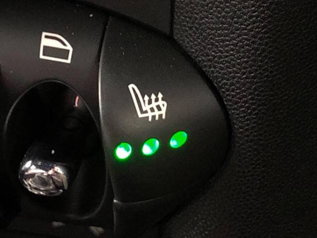 ●フロントシートヒーティング：運転席・助手席共に三段階で調節が可能なシートヒーターを装備しております。季節を問わず快適にご使用いただけます。