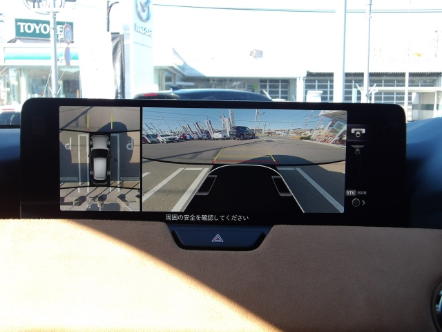 車両周辺が透過したかのようなカメラ映像とガイド線を組みあわせて表示することで、後退時や駐停車時における車両後方と側方の確認を補助するシースルービューモニター付き。