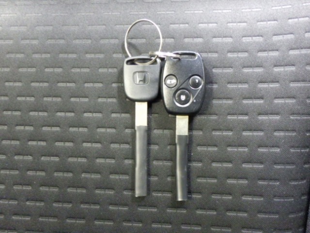 【キーレスエントリー】キーボタンを押すだけで、ドアロックの開閉が可能♪ 重い手荷物を持っていたり、夜のドアの開閉にとっても便利です。