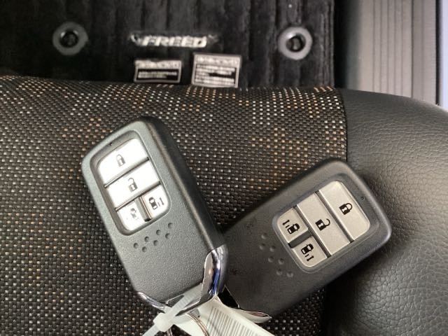 カバンに入れたままでも、ドアの解錠・施錠、エンジンスタートが可能なスマートキーは２個セットです。