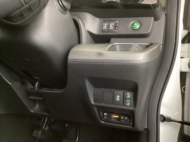 高速で便利なETC、電動スライドドア、燃費をよくするＥＣＯＮ、横滑りを防ぐＶＳＡなどのスイッチは、運転席の右側、手の届きやすい位置にあります。