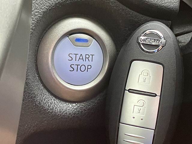 【インテリジェントキー・プッシュスタート】キーを身につけている状態なら、ドアに付いているスイッチを押すだけで、ドアロックの開閉ができる機能。エンジン始動も便利です