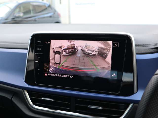 リヤビューカメラ：車両後方をモニターに映しだし、画面にはガイドラインが表示され車庫入れや縦列駐車を容易にします。
