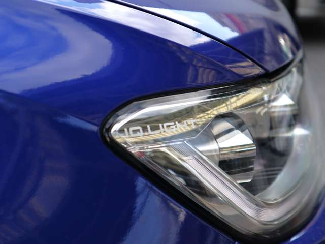 LEDマトリックスヘッドライト 片側22個のLEDを個別に点灯、消灯させる制御を行うことで対向車や前方の車に眩しくならないように光を調整します。