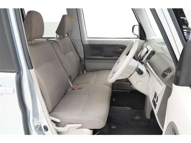 空間を広く使えるベンチシートは快適です。運転席⇔助手席の移動が簡単なので狭い駐車場などで役立ちます。